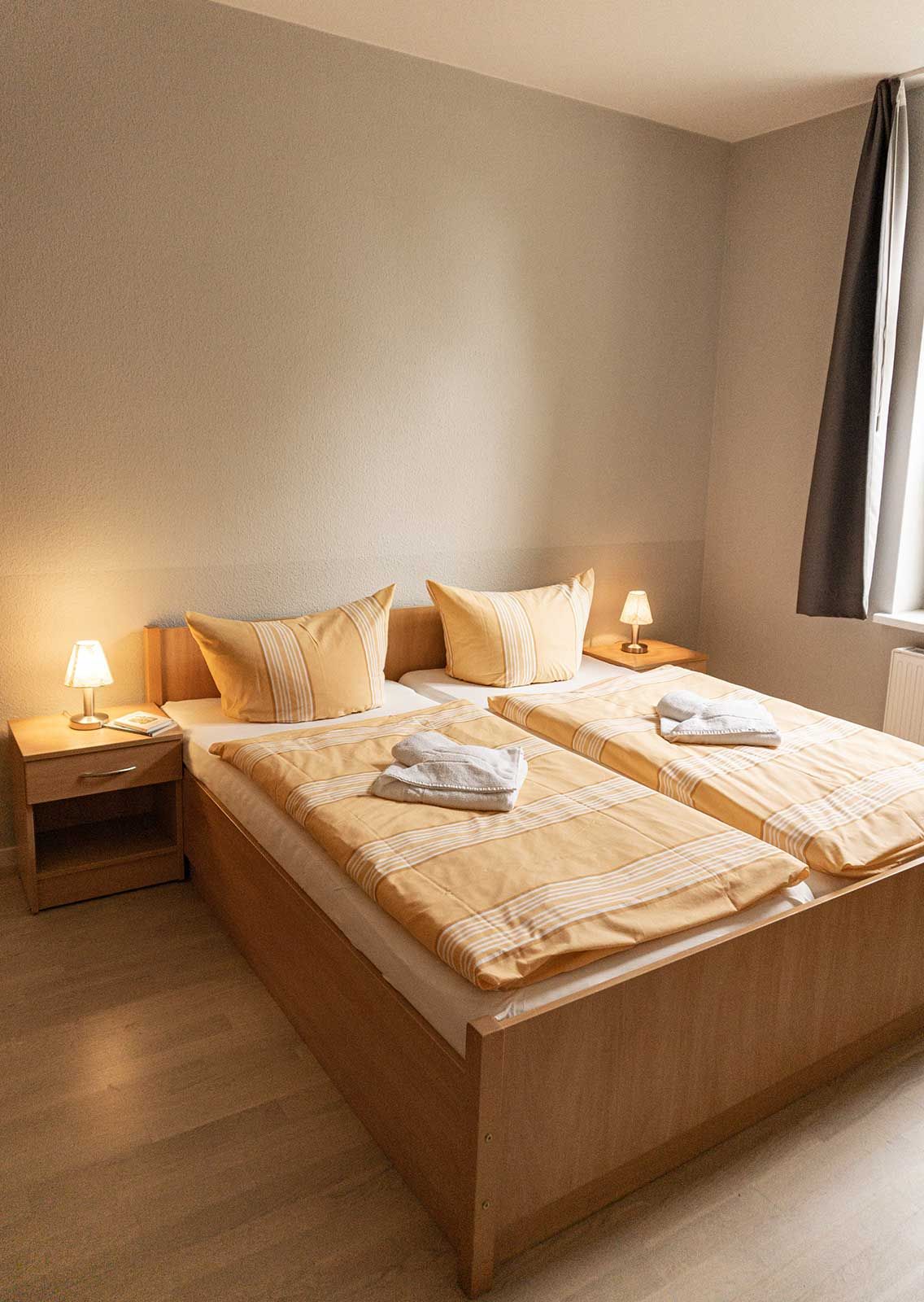 Schlafzimmer mit Doppelbett