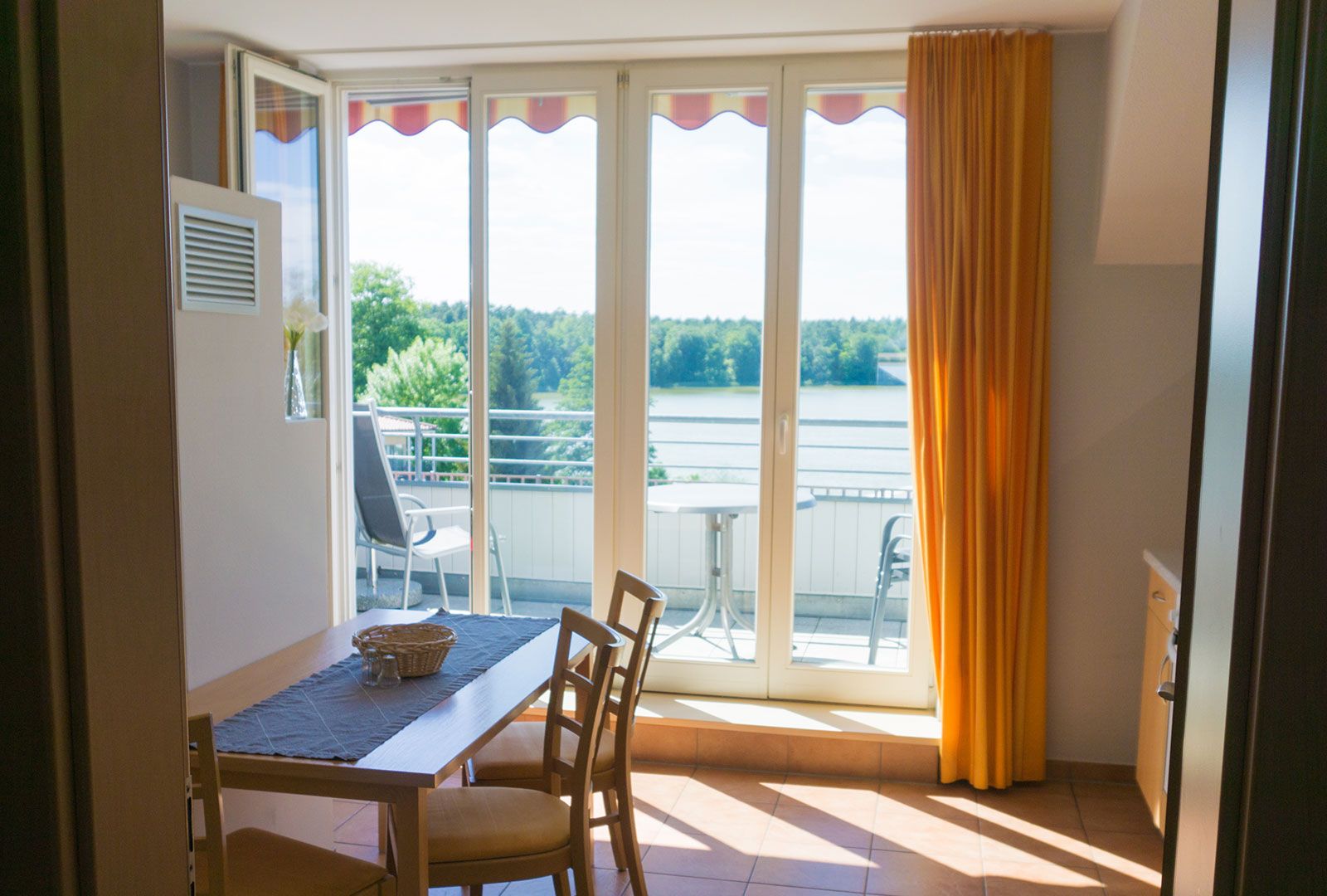 Wohnraum mit Blick auf See