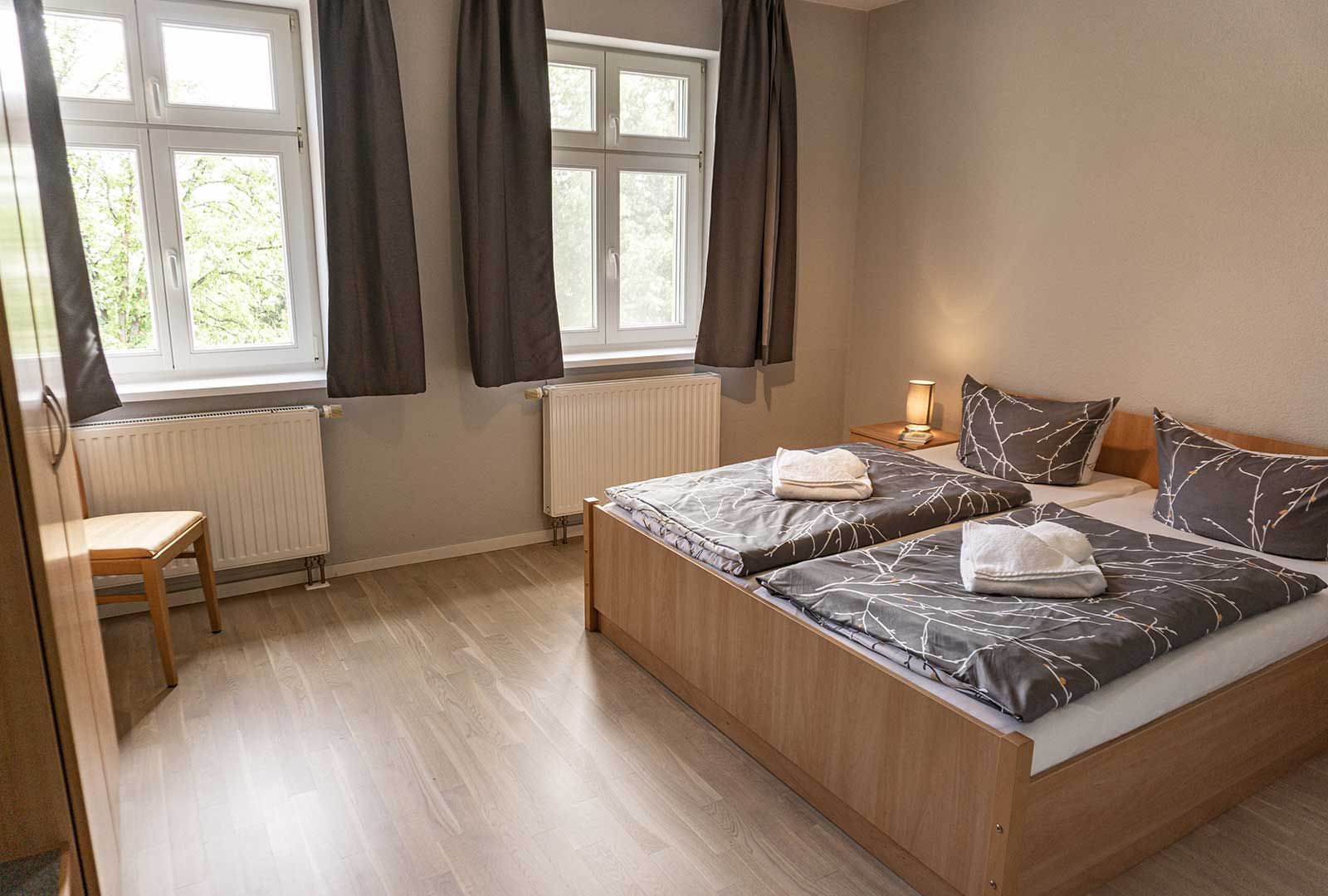 Schlafzimmer mit Doppelbett