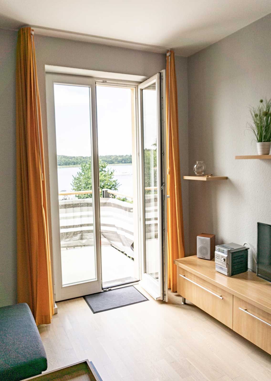 Wohnraum mit Blick auf See